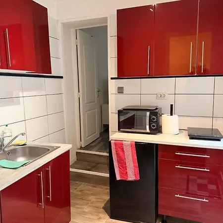 דירה Small Peaceful Haven With Patio In The Heart Of *